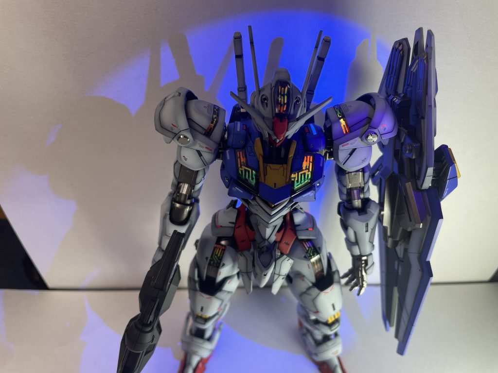 黄色　オレンジ　赤でグラデーションをかけた後エナメルの黒で凹み部分を塗装しました