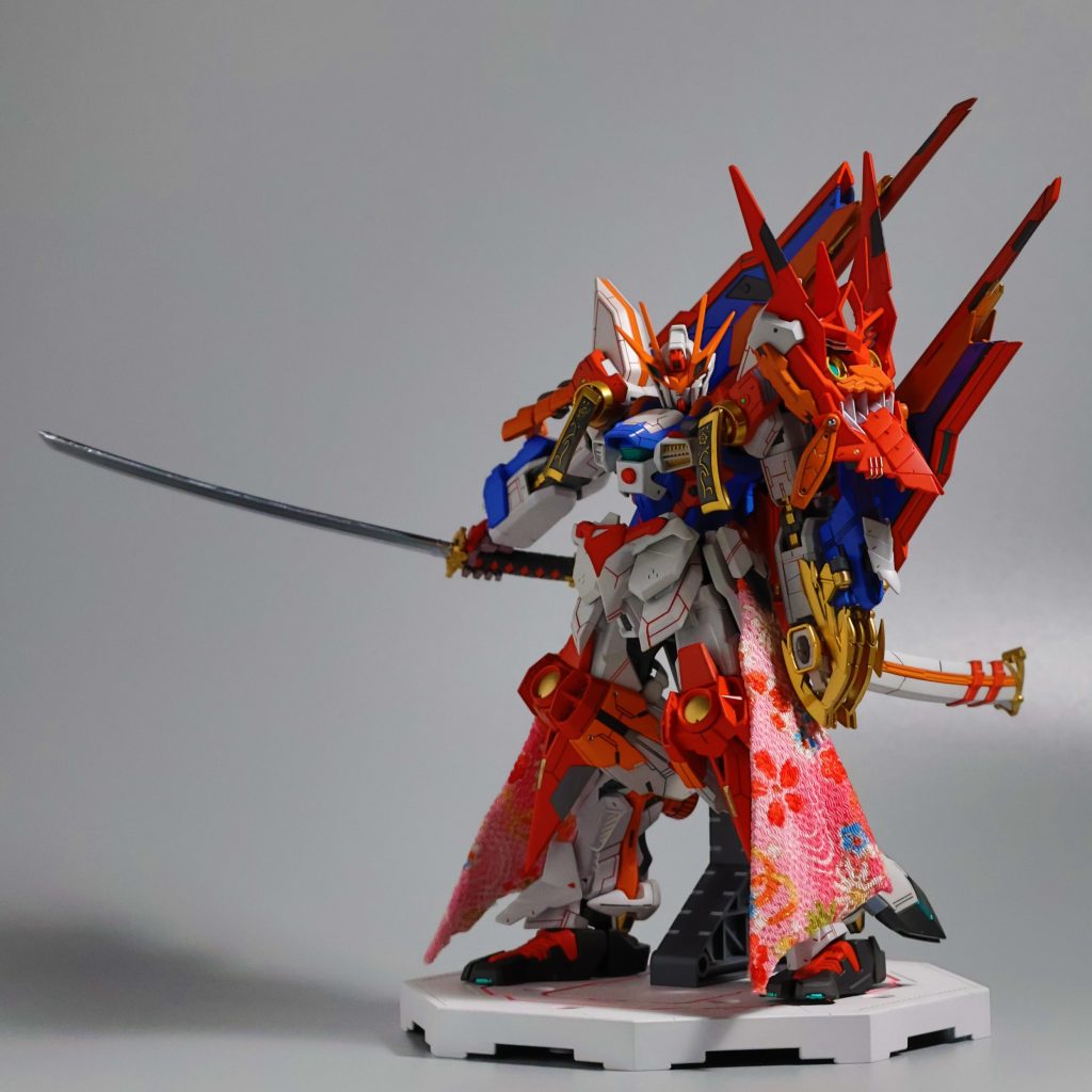 こっちからも抜刀!!!鞘から引き抜いた瞬間のイメージです!左肩には鬼面を付けてます。戦場に立つ武将として相手に威圧感を与える装備はアリだと思います。左手は超絶エモいポイント!!!本来ハンドパーツが付く場所に鞘を装備しています!篭手には義手が付いていて鞘を握ってますね😆左腕は厨二病全開で考えました!作ってる時めちゃくちゃ楽しかったwwwww