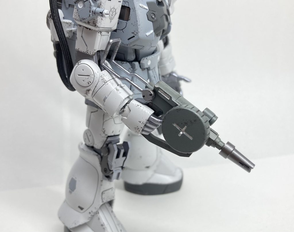 サブ兵装のザクマシンガンは、とにかく小型化して携帯性を上げられる様に現地改修されたイメージにしています。