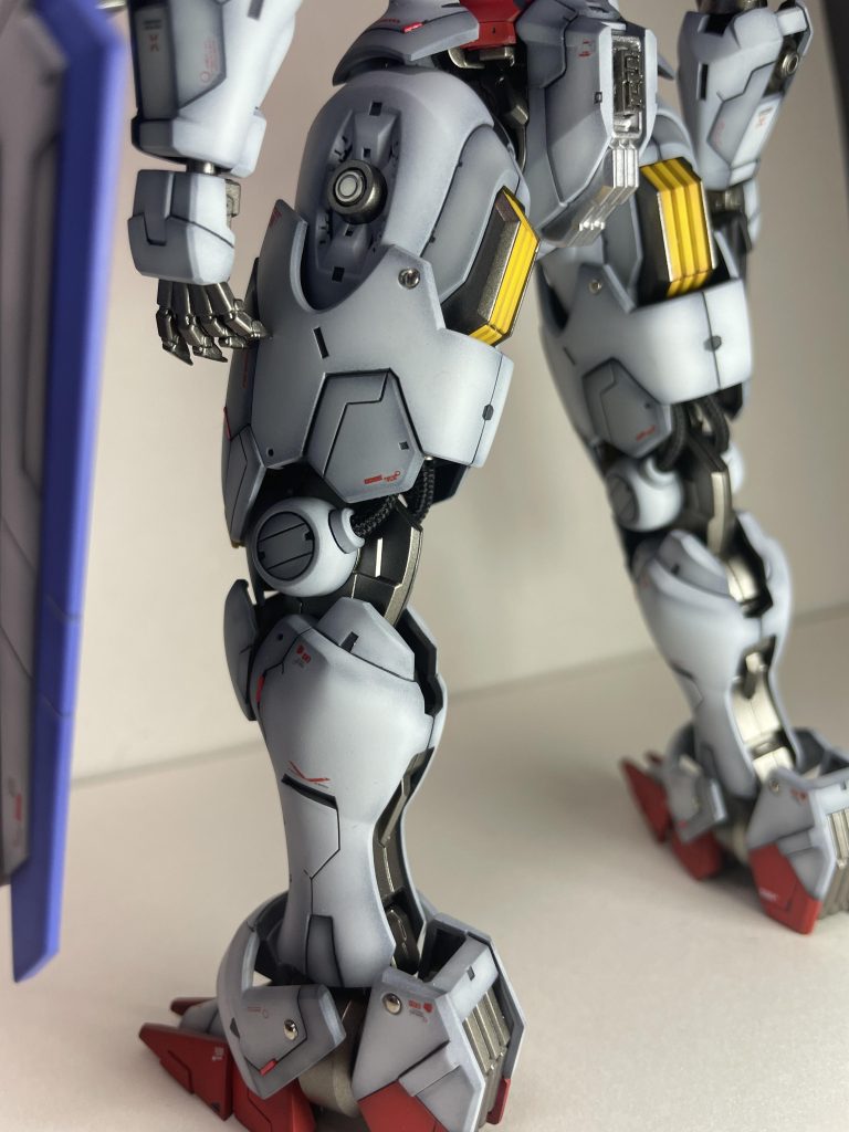 膝裏のパイプはメッシュにしましたエスカッシャンの取り付け穴は4mm丸棒をスカスカになるまで削り、簡単に外せるよしてからエッジングパーツを貼ってます