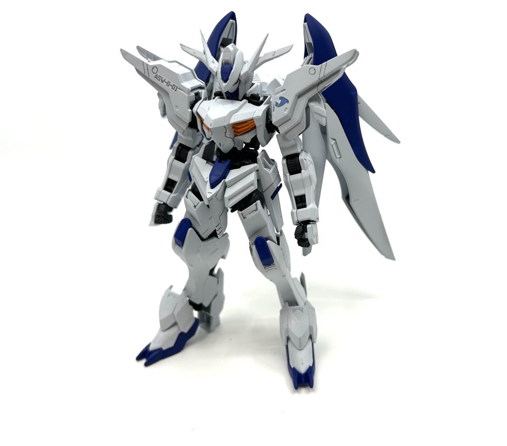 正面。ブレードアンテナの増設が行われているだけではなく、他キットからパーツを流用することで、元キットと比較して全体的に縦幅と横幅が増している。