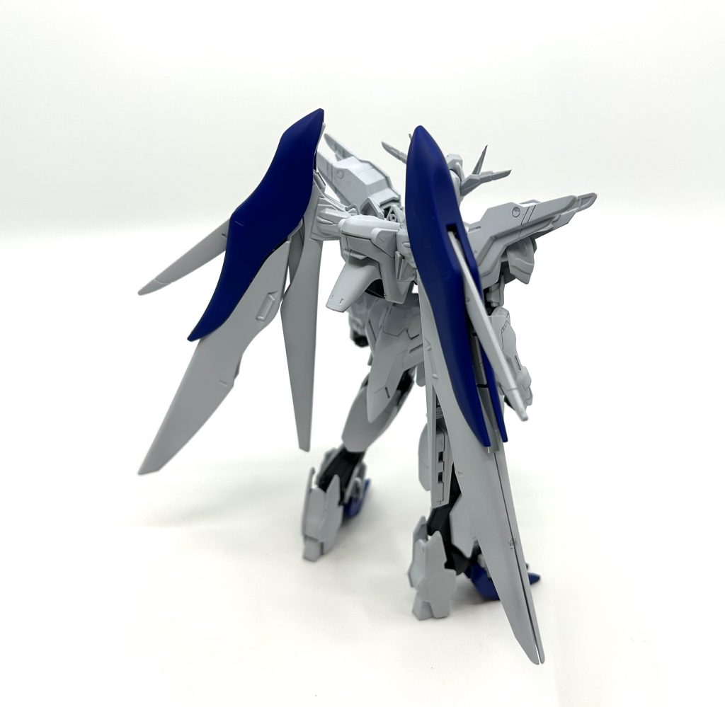 背面。特徴的だったスラスターウイングはデスティニーガンダムのそれに丸ごと置き換えられているほか、後述する特性から武装をホールドするためのブレードホルダーも撤廃されている。