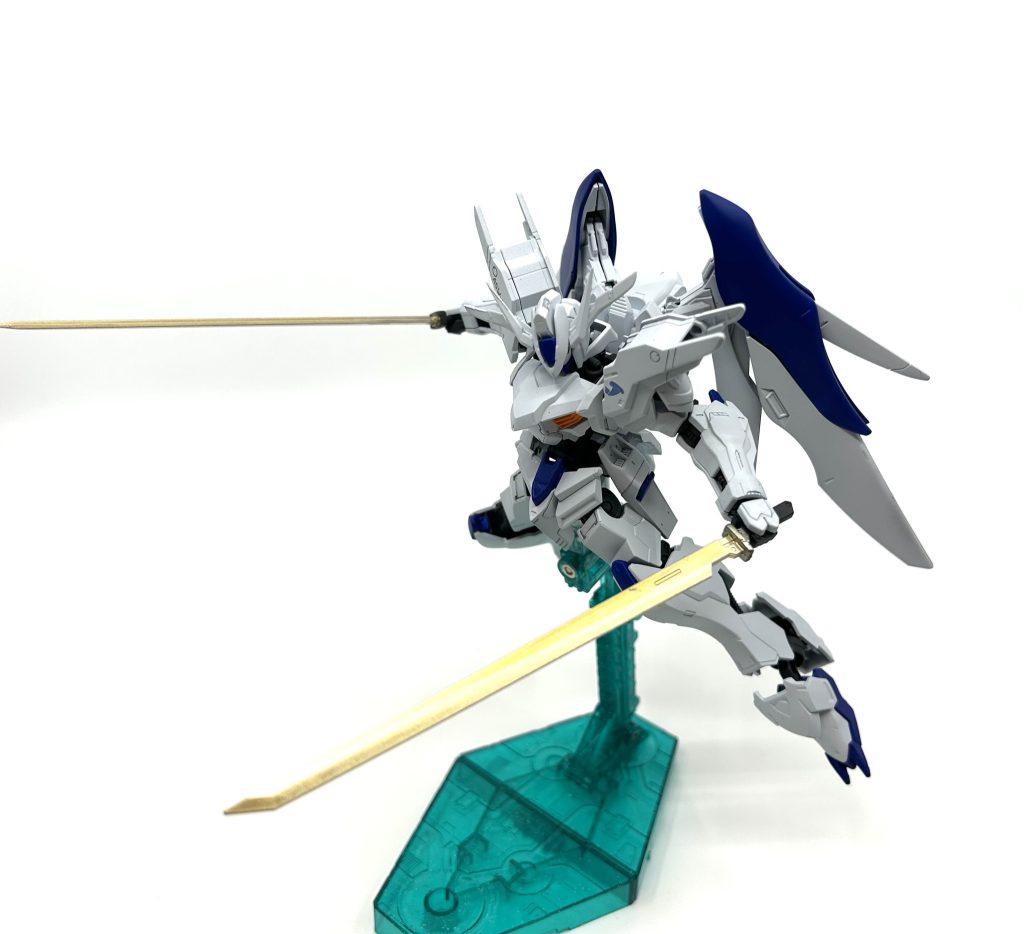 バエル・ロング・ソード。本機唯一の武装であり、バエル・ソードのリーチを拡張した直剣。レアアロイ製の刃の耐久力と斬れ味は申し分なく、後述する本機のギミックと合わせ、猛威を振るう。