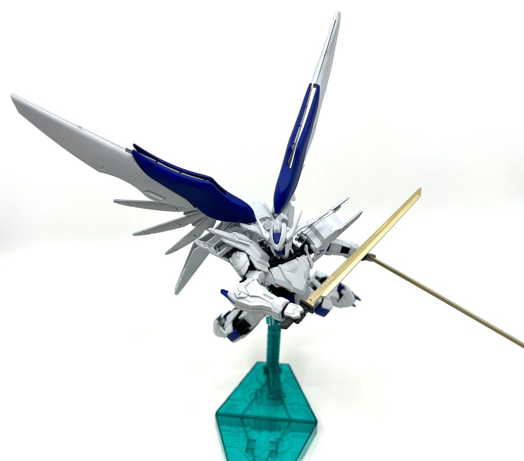 スラスターウイング展開。基本的に本機は機動力で勝負をかけるガンプラであるため、武装とバックパックが破壊されたら詰むのはご愛嬌といったところである。