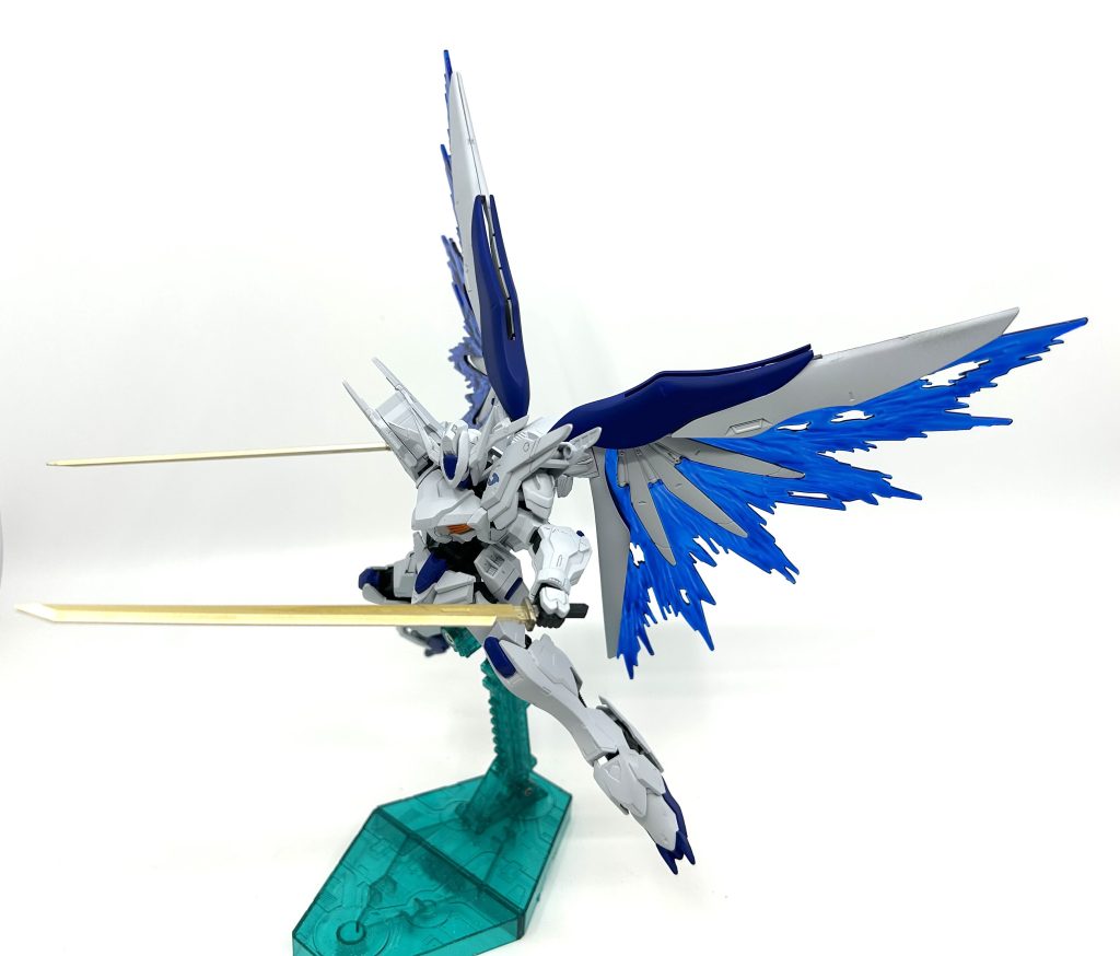 光の翼。電磁砲を失った代わりに本機が獲得した最大の長所にして渾身のギミックであり、圧倒的な加速力をもって相手を膾斬りにする戦闘スタイルはおよそ配信者のものとは思えないバエリストぶりだが、465自身は別にバエリストというわけではない。