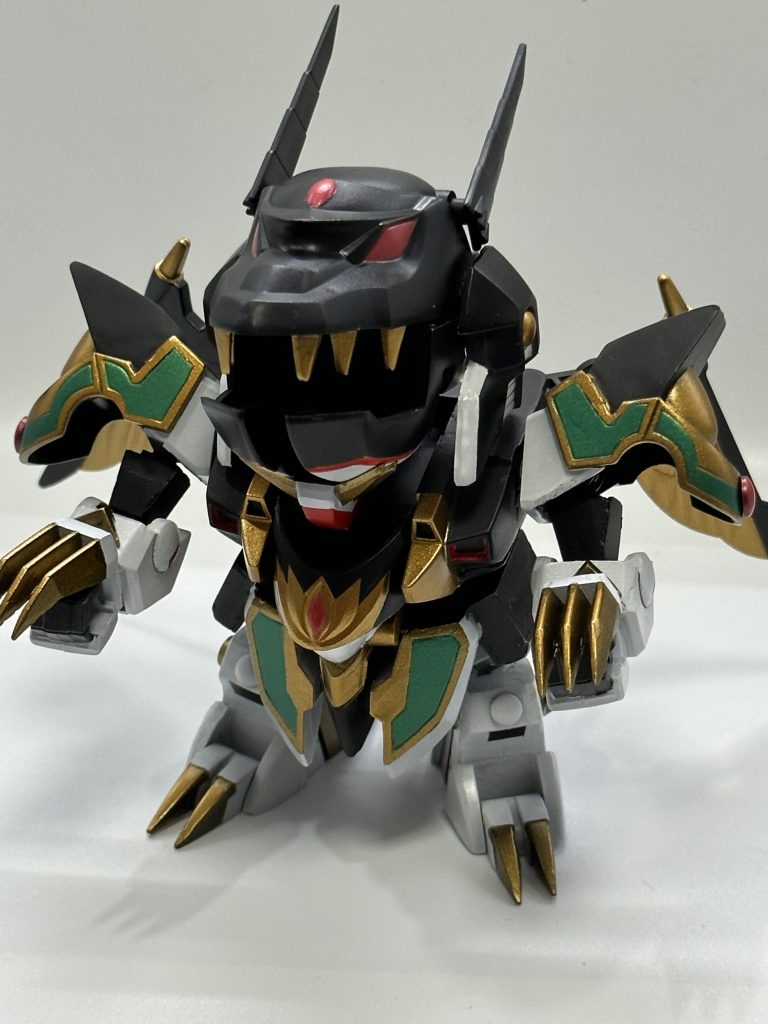 魔龍モード手の変形ギミックをオミットしているので爪の下に手が露出する形になっています。また、手甲の模様は磁石接続にして変形時に手甲から腕に移動出来るようにしてあります。