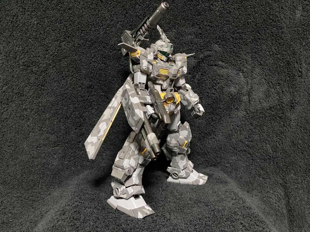 本キットはストームブリンガーF.A.とジム・タービュレンスを選択式で組めるのですが、パーツごとにカッコ良さげな方を選んでる為、両機種が混ざった感じになってます。