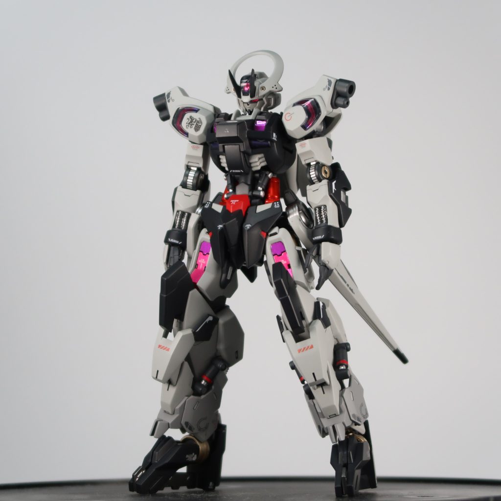 武器なし素体実際にシュバルゼッテのパーツを使っているのは胴体・頭・肩だけで、後は鉄血系のキットでミキシングしました。