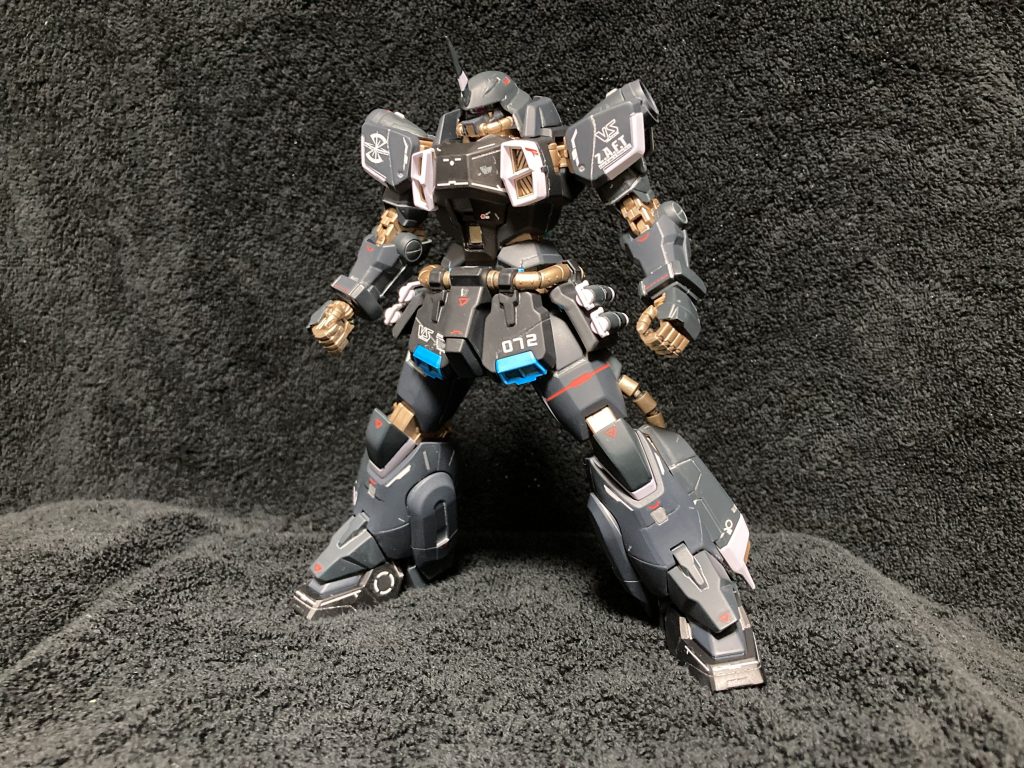 まずは素ザクから。余計な装備をしなくてもこれで充分かもしれない。装甲を黒っぽくしたので、フレームはゴールド寄りカッパーにしてます。ストフリ隠者のPS装甲フレームの試験タイプって感じでしょうか。