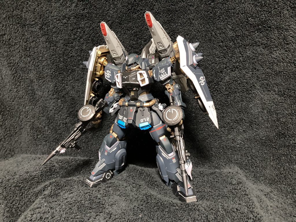 フル装備にて。二挺ライフルにしてるのはなんとなくです。肩周りの盛りが強いので、腕武器はデカブツか両手武器の方がバランスが良くなる気がします。