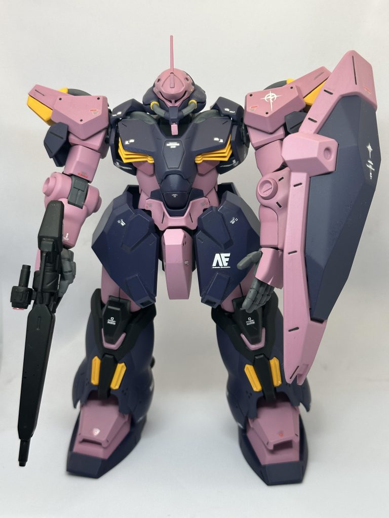 機体色のピンクですが、塗装終了間際に調合した色が足りなくなりやり直す、というミスを…。なかなか満足のいく調合ができず苦労しました。