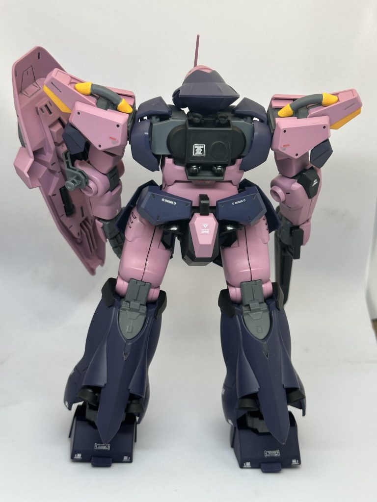 後ろ姿はシンプルを超えて貧相なイメージが。