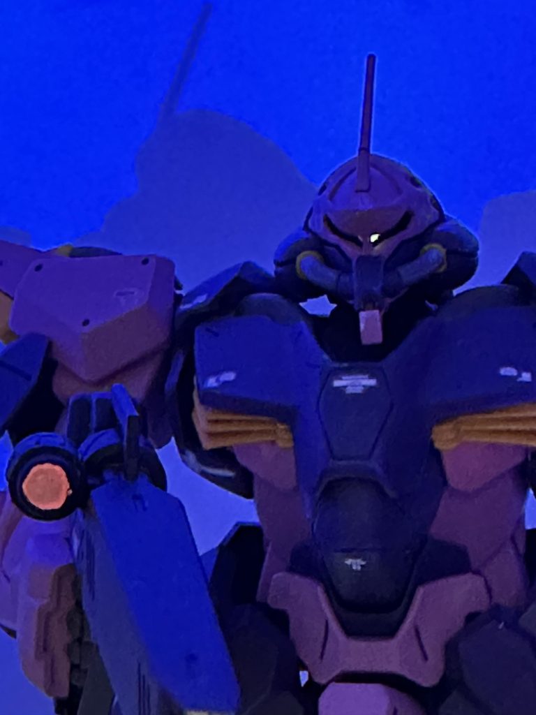 モノアイとスコープレンズはUV発光です。指揮官機のモノアイは黄色です。