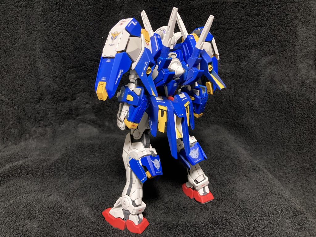 バックショット。無印だけあってシールを多用されてるキットなので、全塗装は塗り分けが結構大変だったりします。