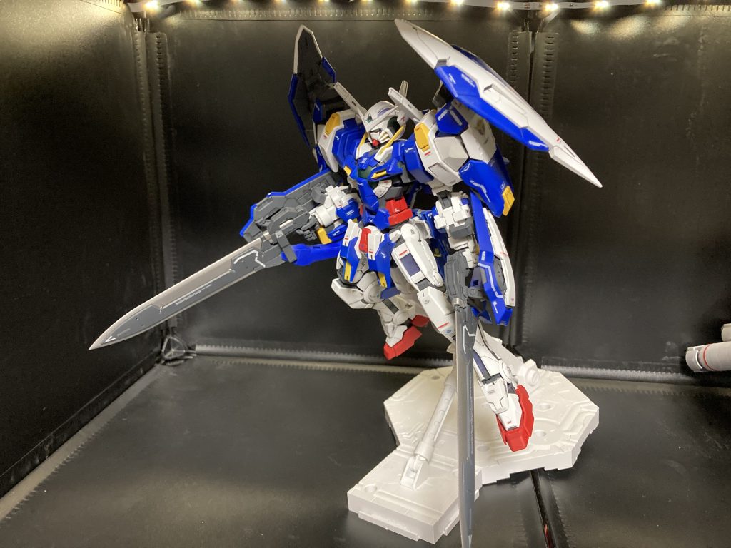 ポージングショット。無印の盾とGNソードが余ったので二刀流にしてあります。盾を肩に装着することでシルエットの印象が結構変わりました。