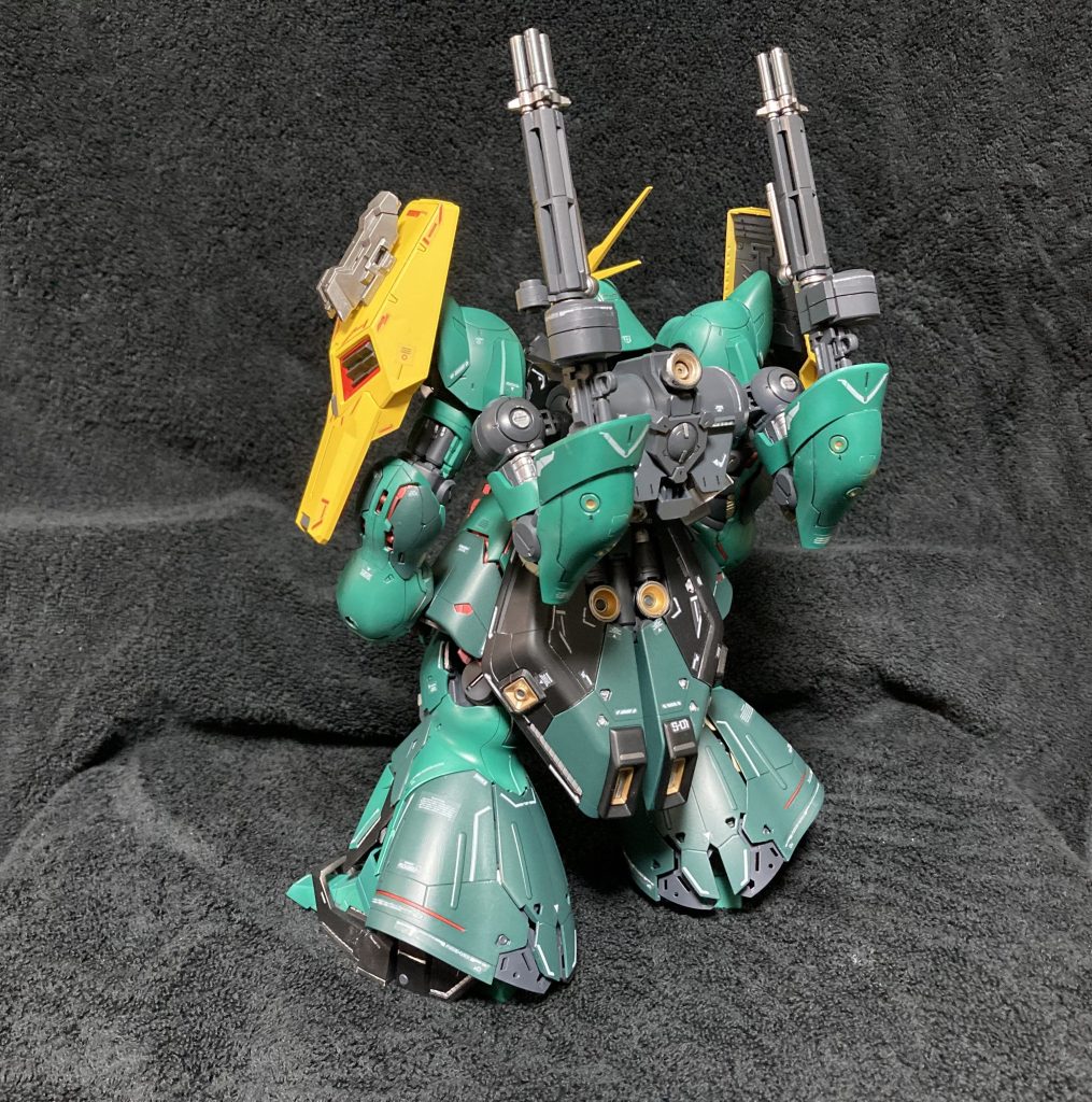 バックショット。本来のヤクトの腕パーツにユニコーンのガトリングをポン付けし、バックパックに装着してます。つまり四本腕なのですが、あくまでガトリングのジョイントとしての使い方ですね。