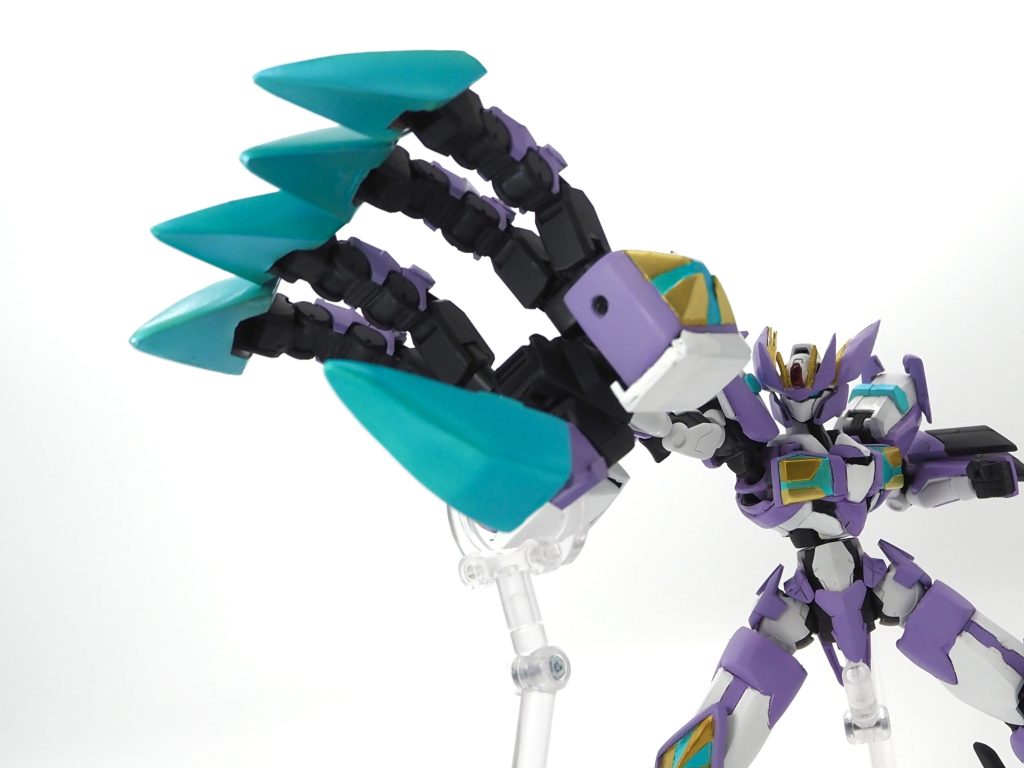 クストウェルといえばショルダーパーツが合体した巨大な手だと思うので、一部スクラッチして元ネタに出来るだけ近づけてみました。戦闘シーンを何度か観ましたが、ショルダーパーツのアームが横並びになるところが謎ギミック過ぎて再現に悩みました…横並びにするときに使うパーツを作って誤魔化してます笑爪の部分は磁石で着脱できます。