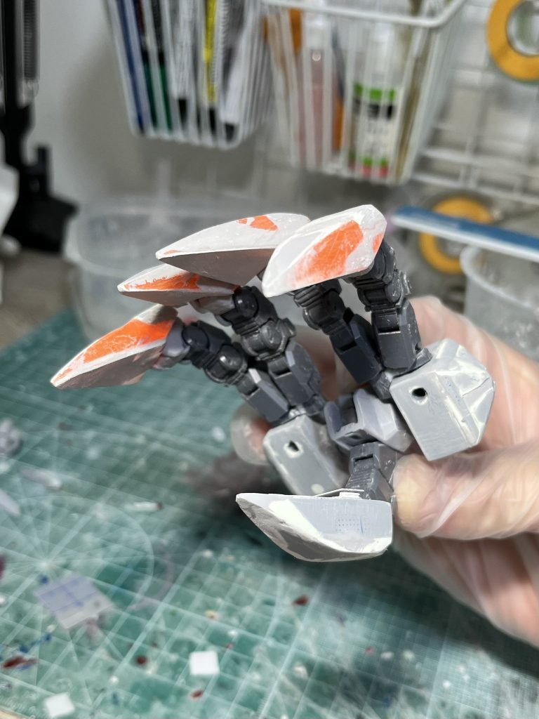ガンプラをOG風にカスタムする際はジャンクパーツを使うようにしてましたが、ショルダーパーツに丁度いいパーツが中々見当たらなかったので指以外はほぼスクラッチになりました。。