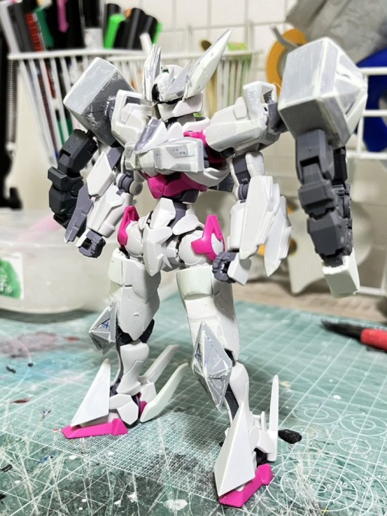 各パーツの形が概ね決まったところで組んでみた状態です。顔が微妙、ショルダーパーツと肩の間の空白が気になる、首周りがキツそう…など変えたいところが多かったです。