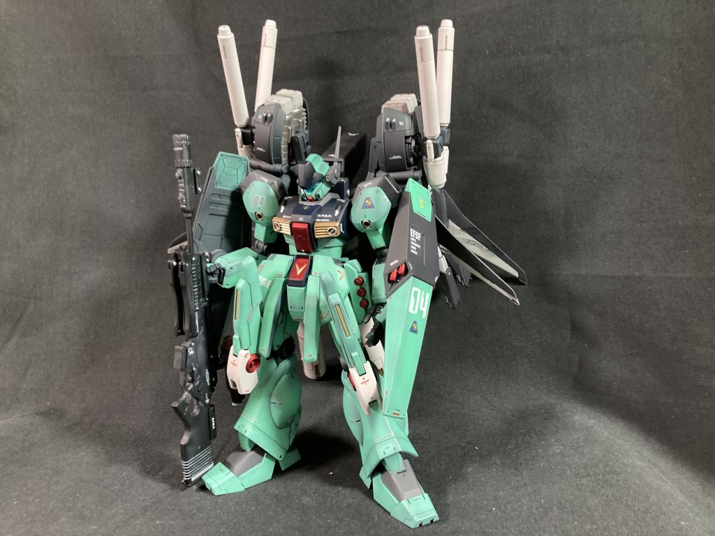 正面から。膝のインコムは一応開いて取り出しが可能です。ミサイルやグレネードも豊富なので中々の重武装です。スナイパーライフルは中華製のよく分からない実銃プラモに、ジャンクパーツで装飾したものです。1/100に丁度良い大きさなので採用しました。