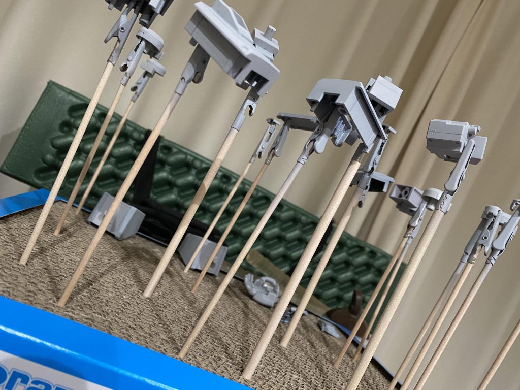 サイコガンダムのキットを仮組みした後、バラしてサフを吹いたところです。