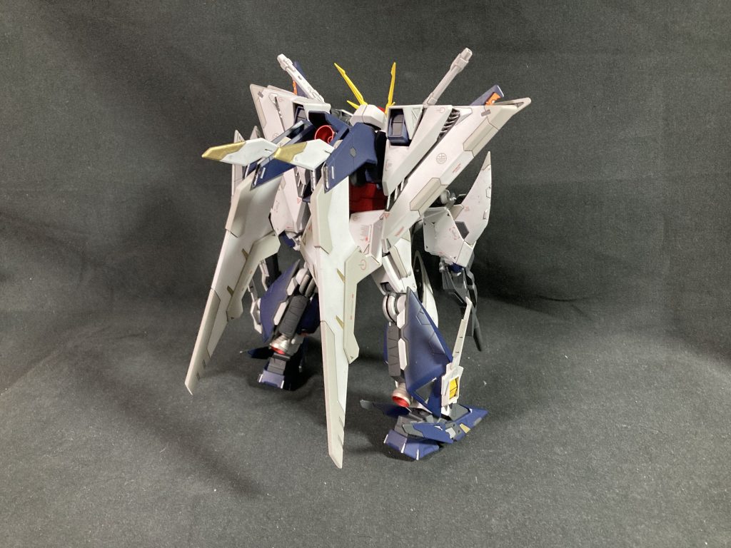 バックショット。MS小型化時代の直前だけあり、めちゃデカいです。大好きです。MGとかRE/100作ってる気分ですね。