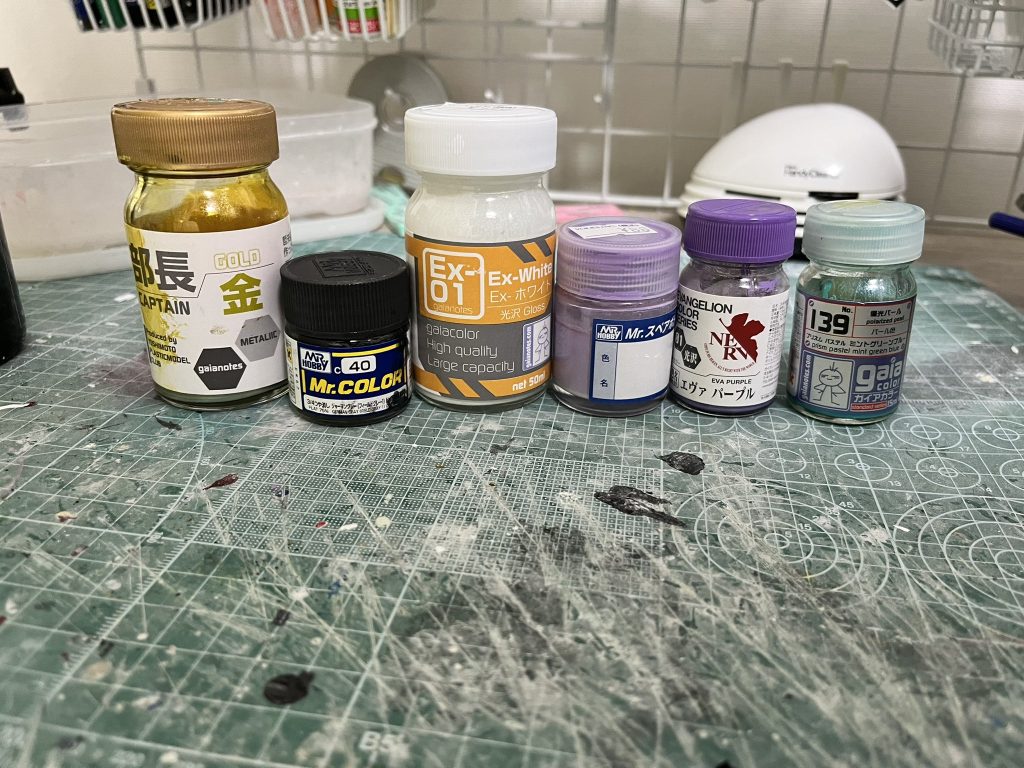 使った塗料です。ジャーマングレーと部長ゴールドは他のプラモ制作でもよく使ってます。