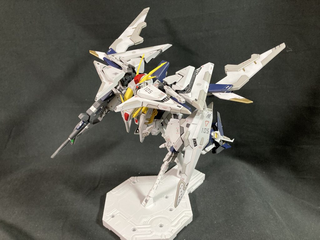 飛行形態。こういう変形しなくても普通に飛んでたので、高速航行形態って感じですかね。