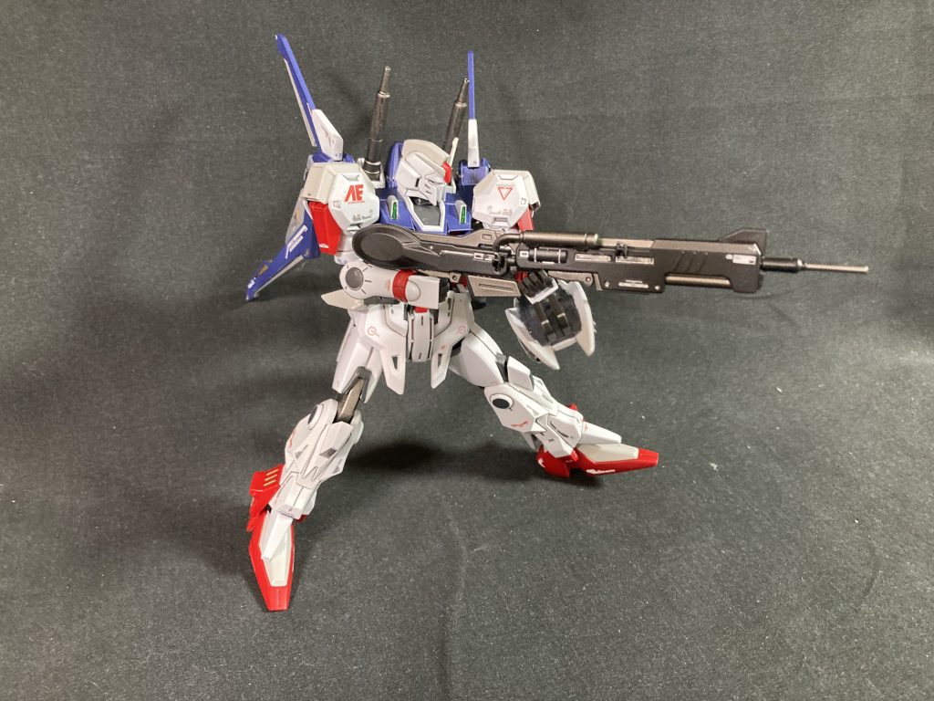 ライフルを構えてみる。本キットにはビームライフルが２種類入っているのですが、どちらもちょっと短いんですよね。長いのが好きなので、ニコイチで合体させてみました。ちょっと軸がずれてるような、ずれてないような。