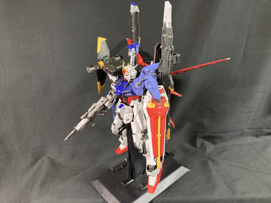 全部乗せパーフェクト装備。二足で自立もできますが、飾るなら台座が安定です。