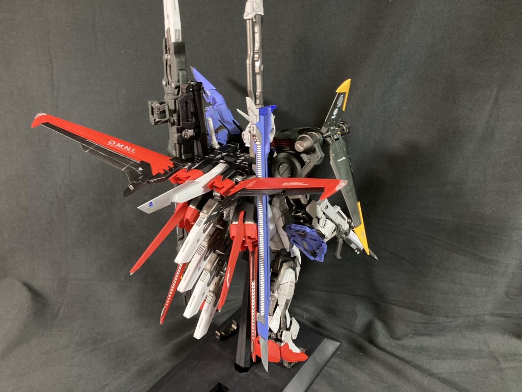 パーストバックショット。背中に垂れてる追加バッテリーが良い感じです。