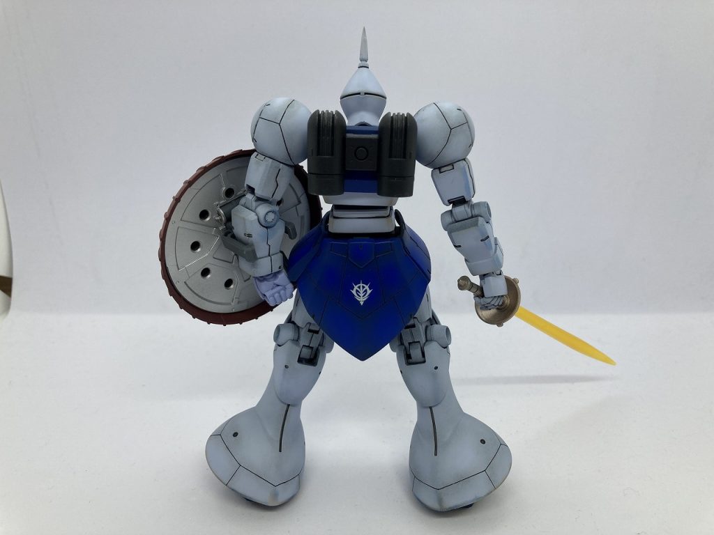 後ろ姿スジ彫り多めです。