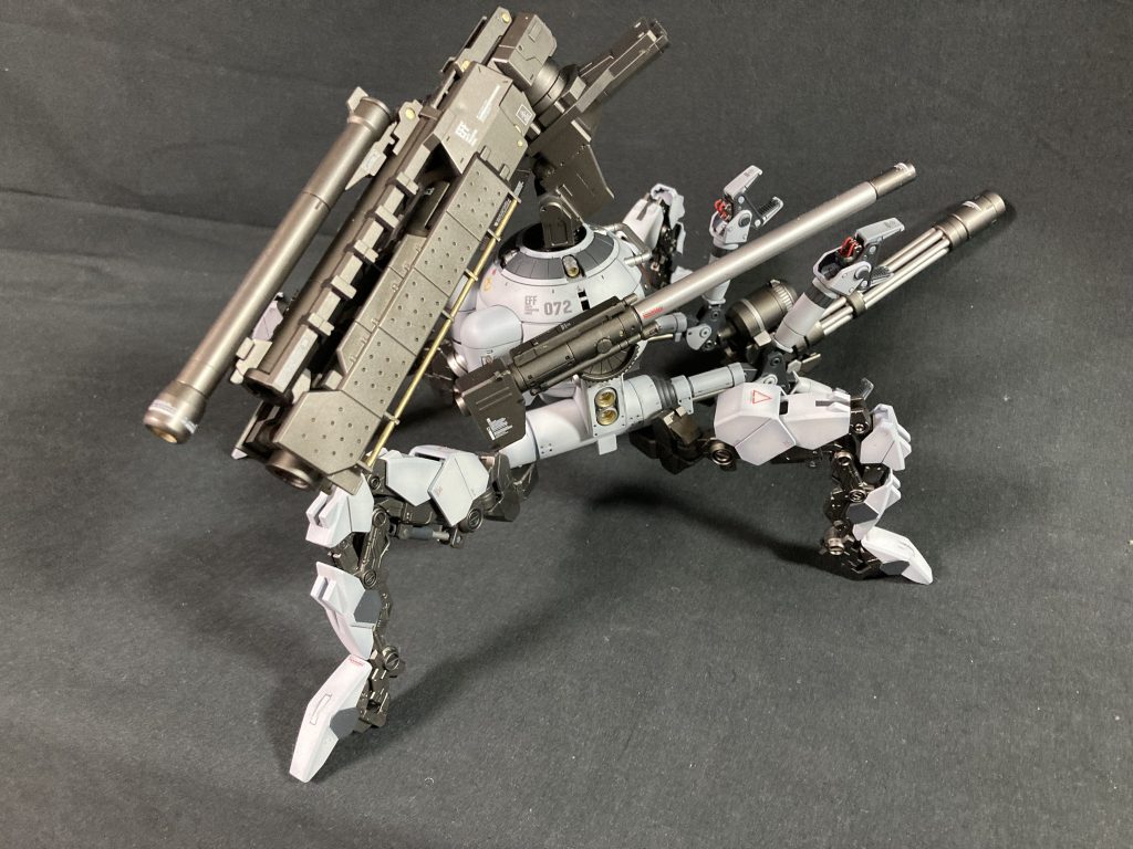 右後ろから。重心は右寄りになっているのですが、流石四脚の安定性で飾る分には全く問題ありませんでした。