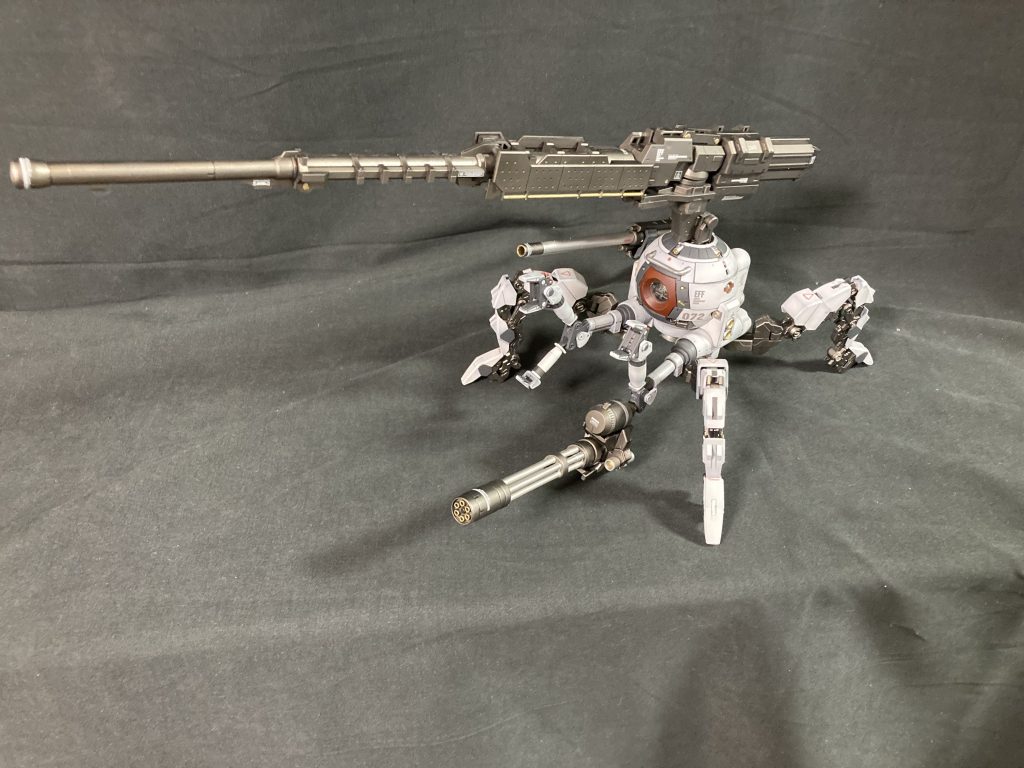 メイン武装を展開。元々の主砲ジョイントに真鍮線とパテで取り付けています。ちゃんと360度回るし仰角も付きます(重さで落ちますが)。可動面は満足できたのですが、パテの削りが甘く、跡が少し目立つのが残念です。