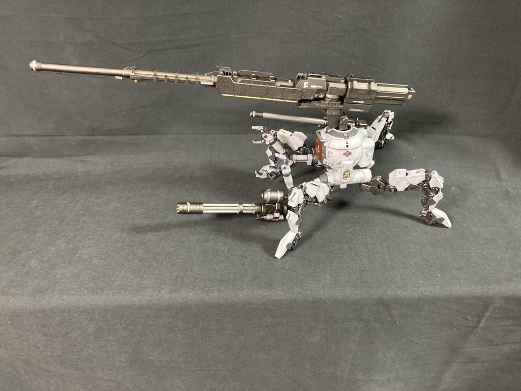 横からのショット。ポリポッドボールの脚部はとてもバランスがとりやすいので、これほどのデカブツを付けても前のめりになったりはしませんでした。