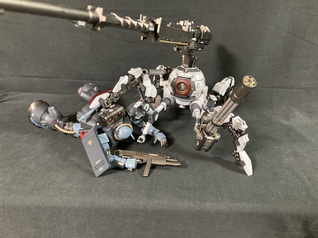 適当なザクを虐めてるボールの図