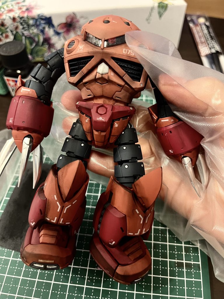 まずはシールや墨入れを終わらせ、つや消しスプレーをしたあとに黒いパステルを擦り込んでいきます。手袋便利💪陰になりそうな部分にもマーカーで影をがっつり描いてます。