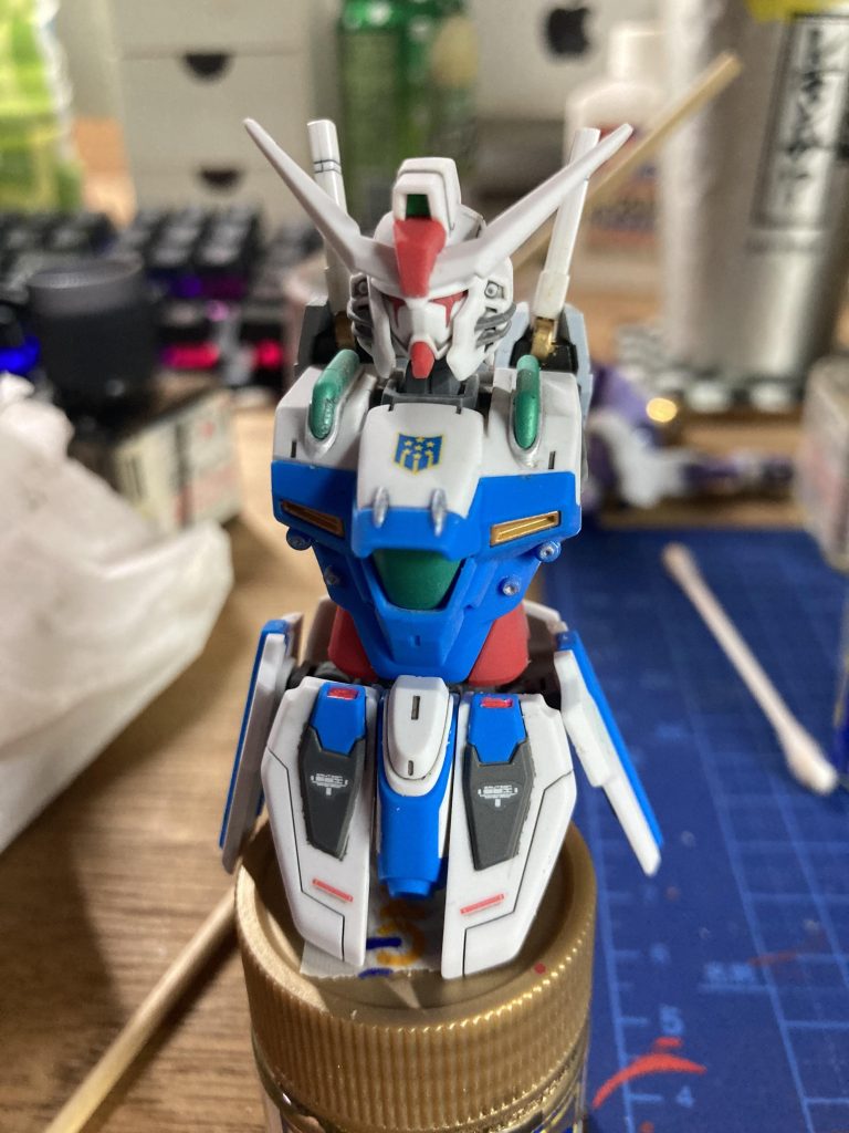 フロントスカート、太もものパーツも塗り分けて情報量を少し上げてみました。