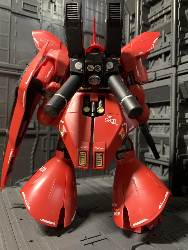 バックショット。ゴールドとシルバーがよいアクセントになったかと思います。