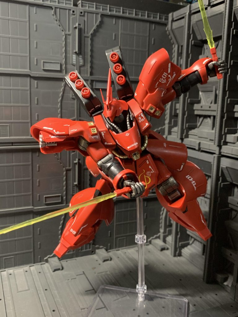 ビームサーベル2刀流。袖にビームサーベルの柄が残ってるのはちょっと気になります。