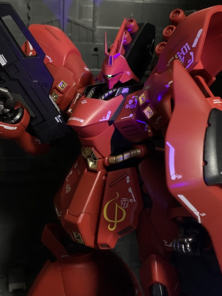 モノアイは蛍光塗料で塗装したのでブラックライトで光ります。