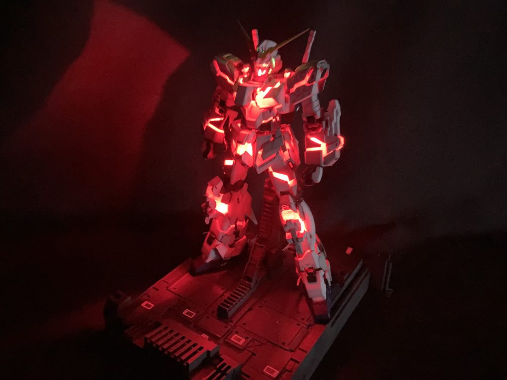 部屋を暗くしてみるとちょっと雰囲気が出る気がします。