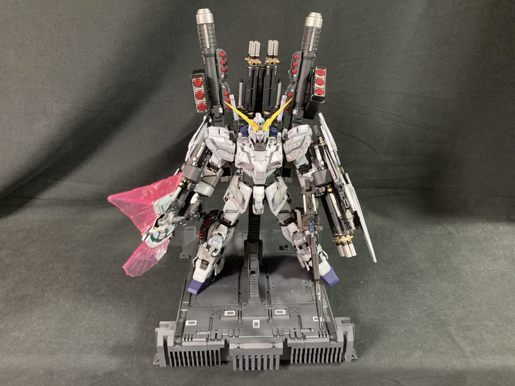 ということでMGEXフルアーマーユニコーンでした。MGEXユニコーンはお値段的な意味で賛否両論でしたが、作ってみれば納得の良キットだと思います。ただLED配線の関係で素組から解体の過程ができなかったり、LED配線が切れる可能性があるので最後のランプテストでドキドキしたりと、製作難易度はちょっと高いかもしれません。