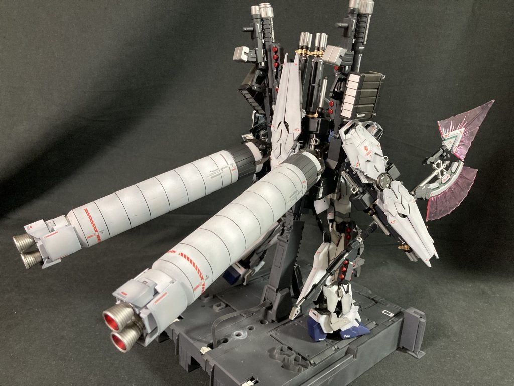 バックショット。FAユニコーンといえばこのドデカブースターですね。これのせいで奥行きを取られて飾る場所に苦労します。かっこいいので許されますが。