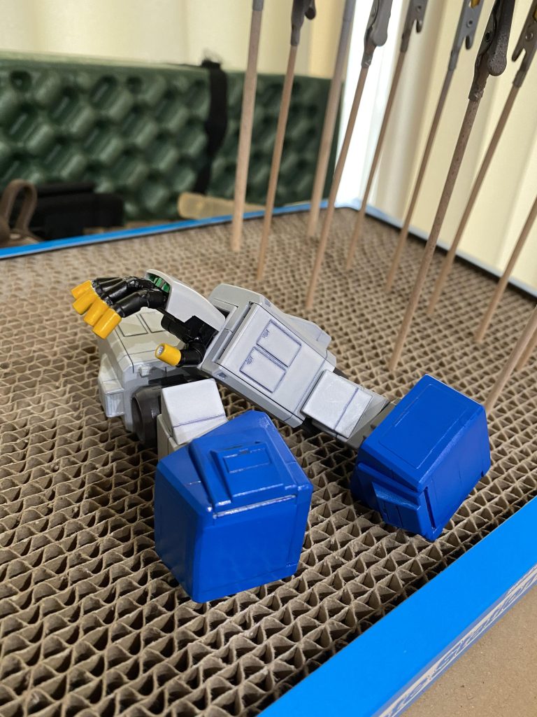 この後肩の青みが青すぎたので、ティターンズブルーで塗り直しました…