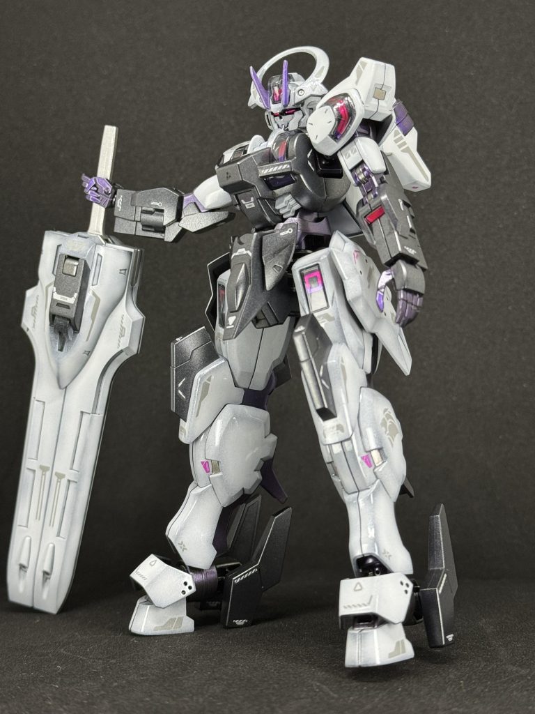 基本的にほぼ設定に近いイメージで塗装しました。今回は、白部分は黒立ち上げ塗装からの、パール、艶ありクリアコート仕上げです。