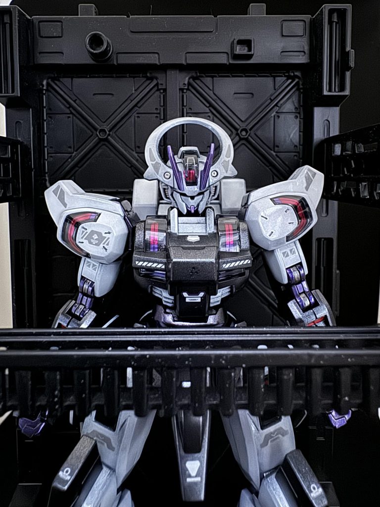 シュバルゼッテ、初登場は未完成の状態での格納庫でしたね。