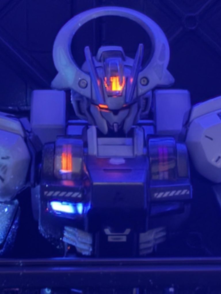 悪そうな面構えが見事な感じですw今回マスク部分の特徴的な縦3本のスリットは瞬間接着剤にて埋めてみました