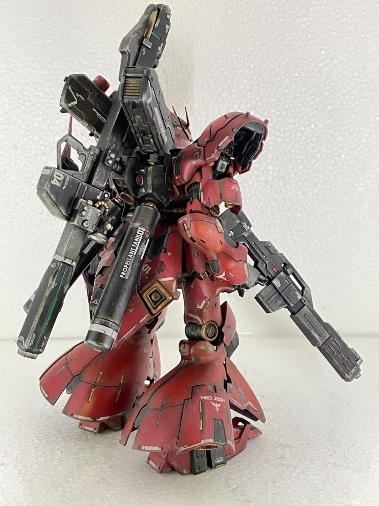 部分塗装は内部フレームを赤鉄色、外装部及びサイコフレーム部と思われる所はメタリックレッド、その他バーニア関係はゴールド、その他各所に困ったときの赤鉄色を塗って情報量を増やしました。そして、RG νガンダム&HI νガンダムにはバズーカーが装備されているので本機もジオン伝統のビームバズーカーをジャンクでゲットし取付けました。