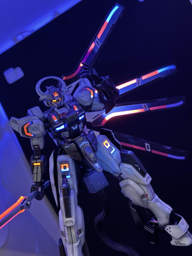 蛍光塗料はガイアノーツ の蛍光ピンク、蛍光クリアにて塗り分けしてみましたが、いざブラックライトを当ててみるとオレンジと青って感じで残念ながら劇中のピンクと紫とはちょっと違ったイメージに…